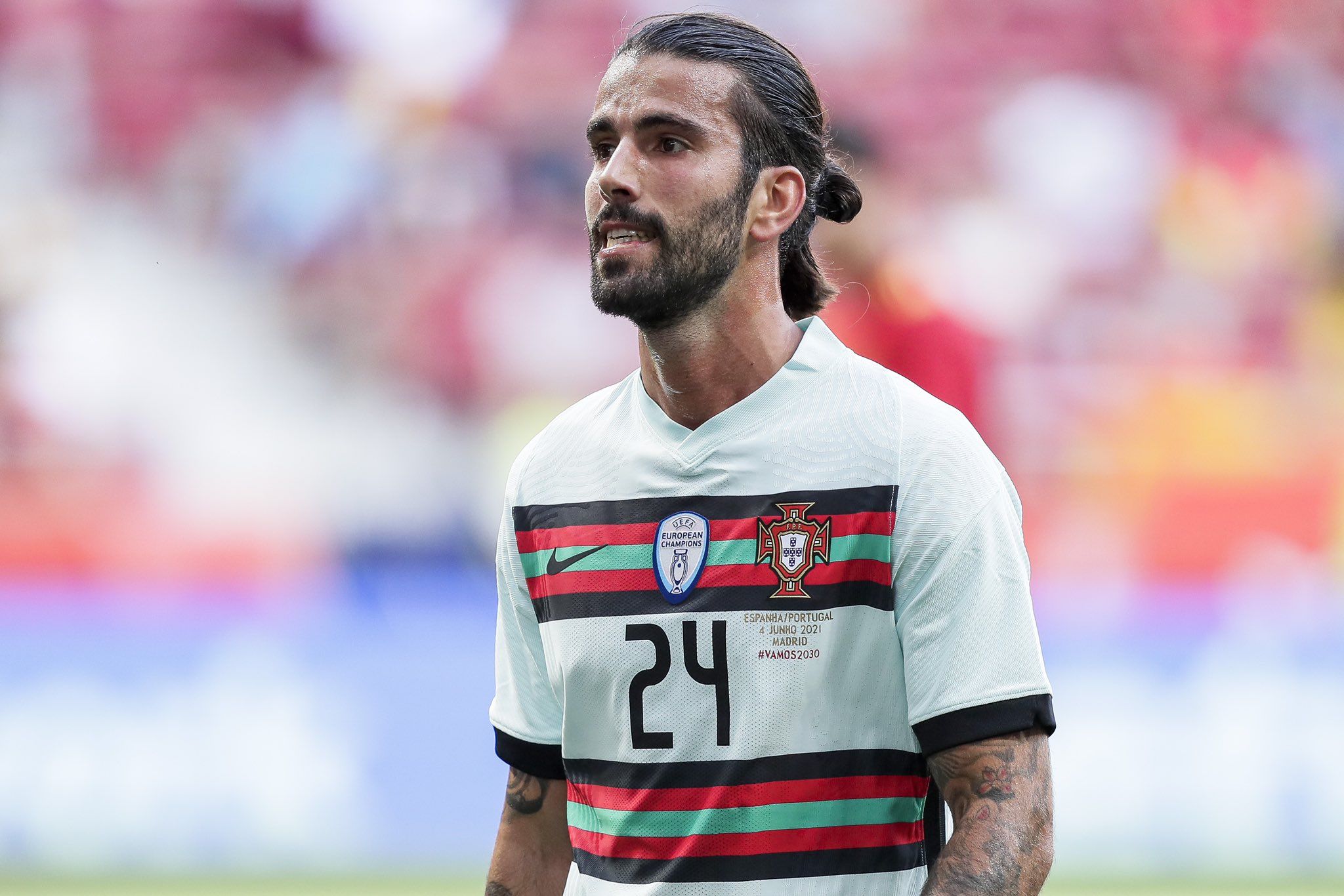 的实力与坚 的实力与坚